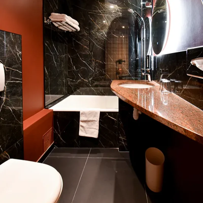 Chambre supérieure avec salle de bain moderne hôtel Paris Madeleine