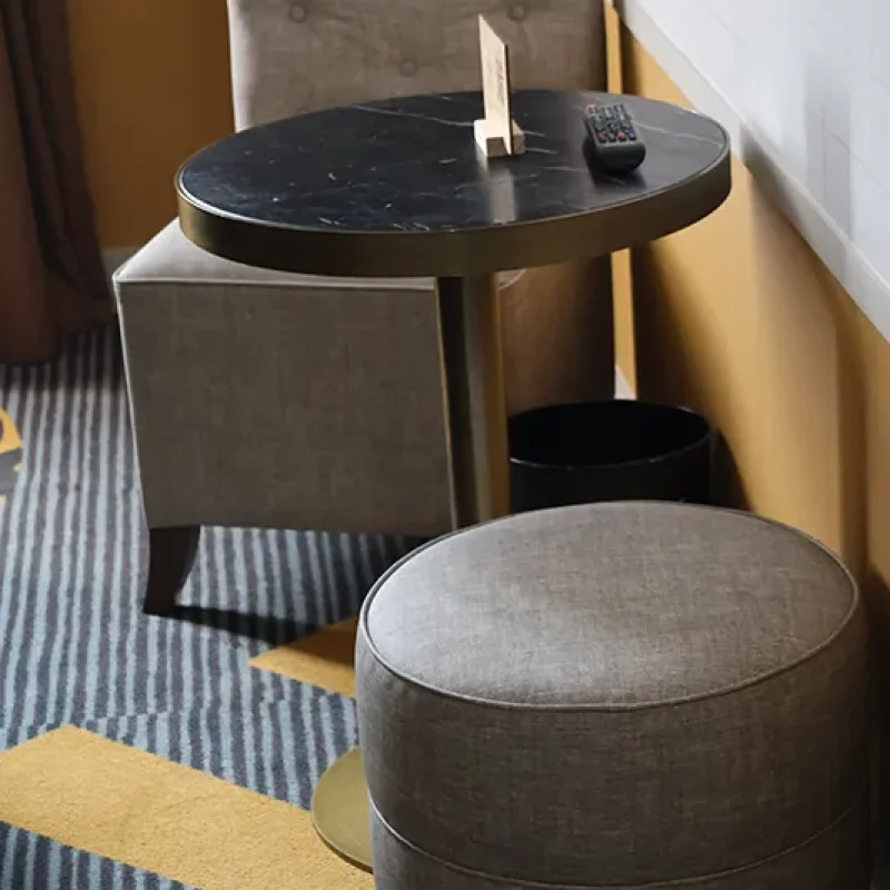 Chambre supérieure moderne avec table hôtel Paris 8e